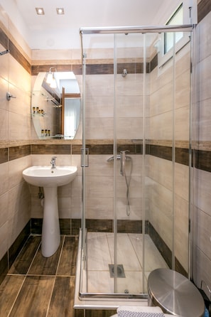 Apartment, Fireplace, Sea View | Bathroom | Shower, free toiletries, hair dryer, towels