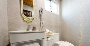Double Room | Bathroom | Shower, free toiletries, hair dryer, slippers - Bear house (Hengchun)