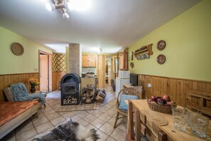 Family Cottage, 1 Bedroom, Lanai, Garden View | 1 bedroom, free cribs/infant beds, free WiFi - Chata Kytlice (Kytlice)