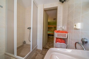 Chaumière familiale, 1 chambre, lanai, vue sur le jardin | Salle de bain | Douche, articles de toilette (gratuits), serviettes fournies