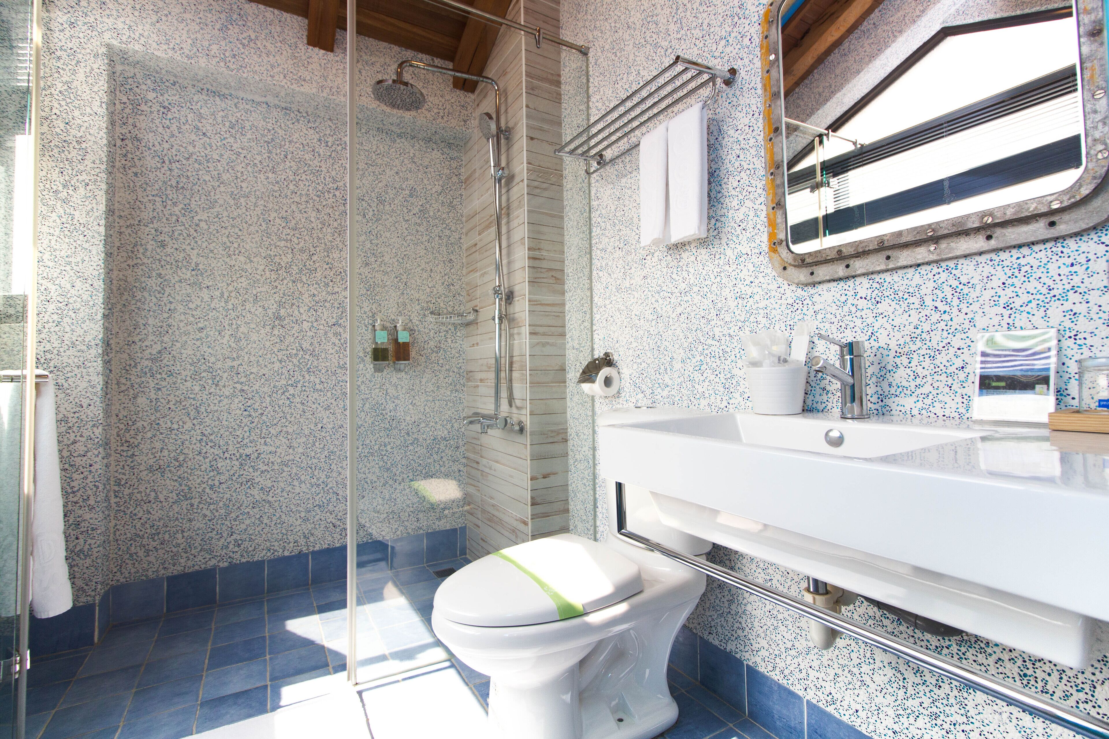 Un baño con ducha, inodoro y lavamanos.