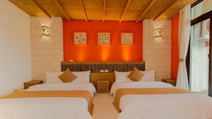 Quarto de hotel com duas camas, parede de pedra e arandelas decorativas.