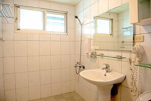 Quadrupla Premium | Bagno | Doccia, set di cortesia gratuito, asciugacapelli