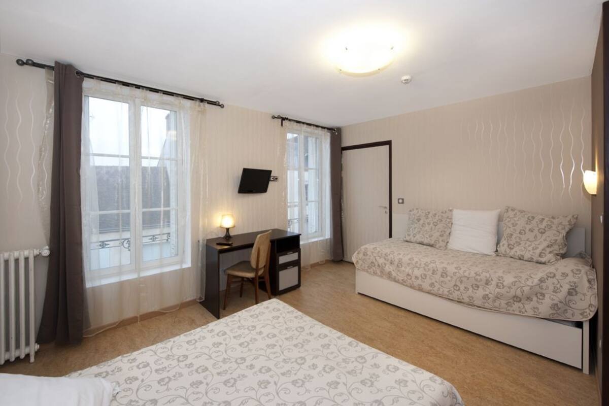 Escrivaninha, ferros/tábuas de passar roupa, berços grátis