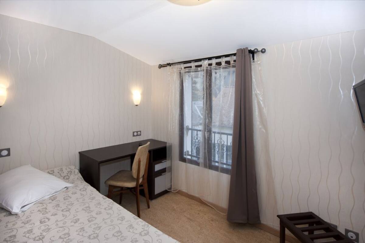 Quarto solteiro standard | Escrivaninha, ferros/tábuas de passar roupa, berços grátis