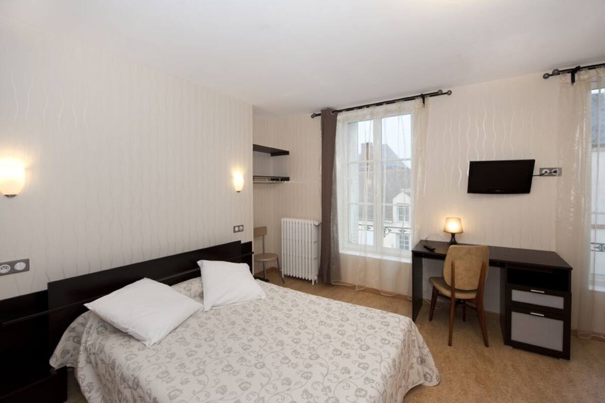 Escrivaninha, ferros/tábuas de passar roupa, berços grátis