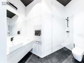 Appartamento Standard, balcone | Bagno | Doccia, set di cortesia firmato, asciugacapelli, asciugamani