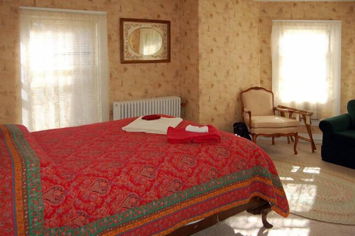4 bedrooms, premium bedding, free WiFi