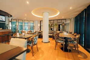 Middag serveres, internasjonale retter