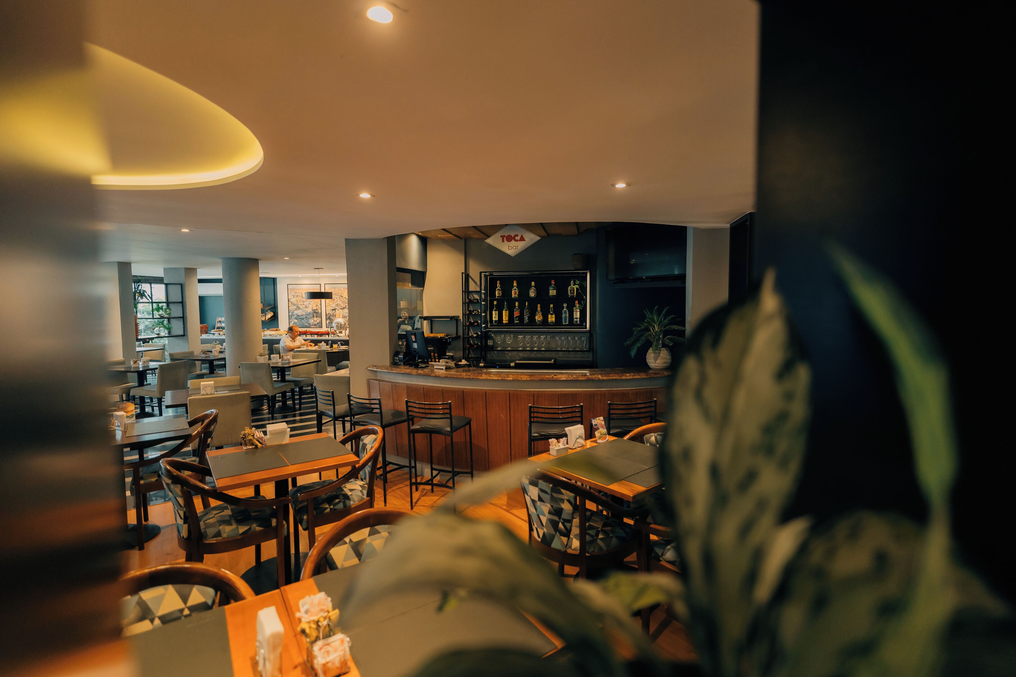 Un espace bar avec un comptoir et des sièges.