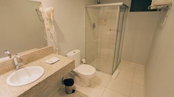 Suite Dupla | Banheiro | Chuveiro, produtos de toalete de grife, secador de cabelo