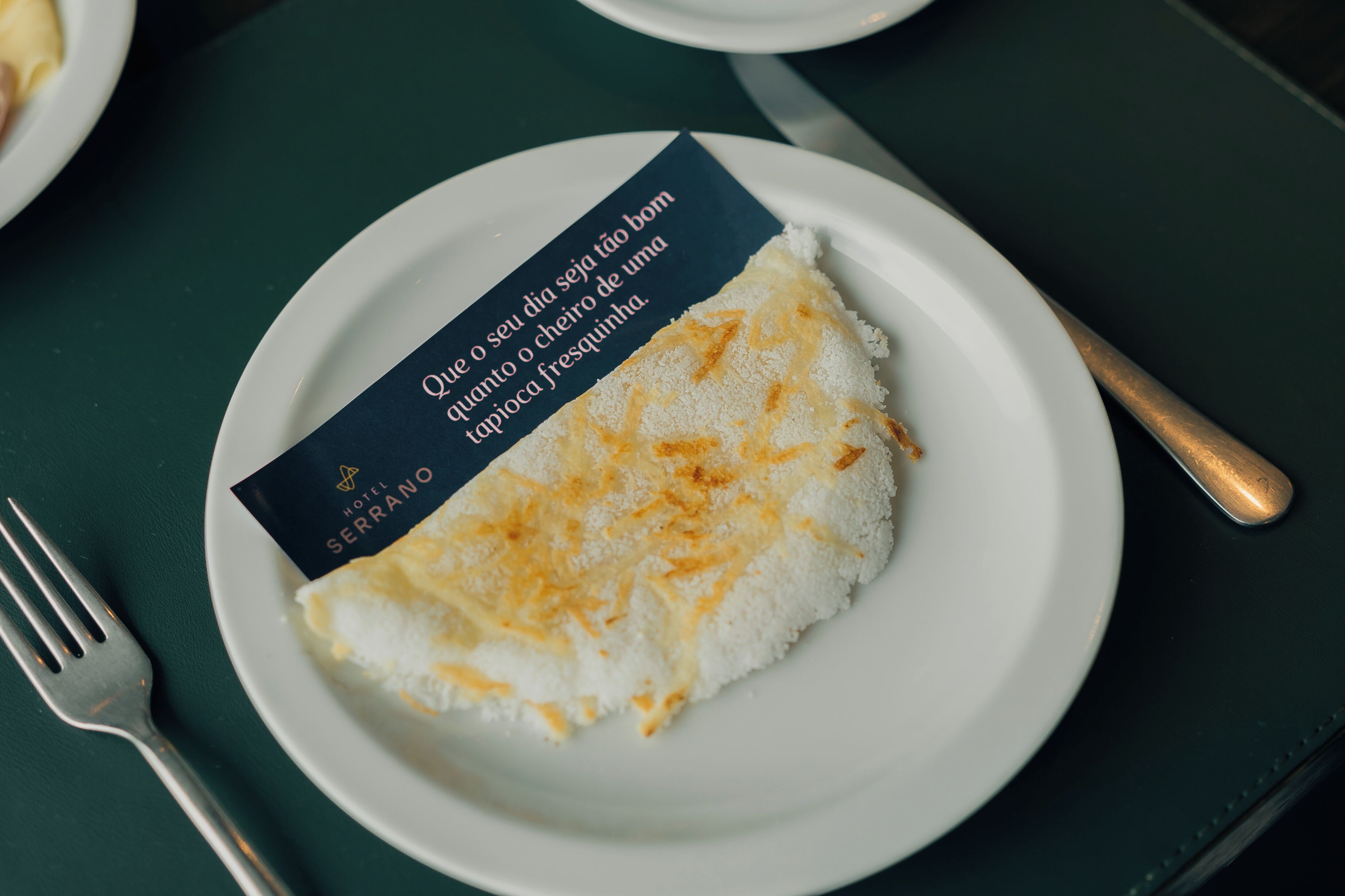 Un plat amb una porció de torta de rice i una targeta amb text.