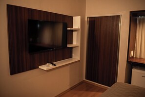 Minibar, individually furnished, desk, laptop workspace - Hotel Serrano (Campina Grande)