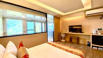 Suite with Mountain View | Free WiFi