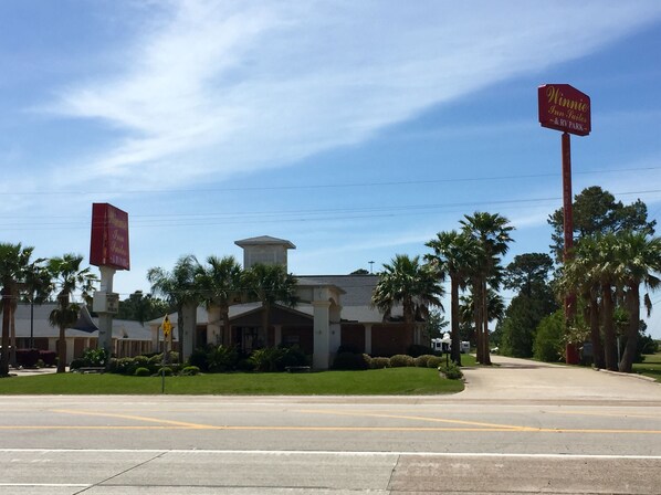 A building with a sign for Winnie Inn Suites & RV Park.
