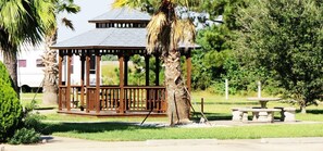 Property grounds - Winnie Inn Suites & RV Park (Winnie)