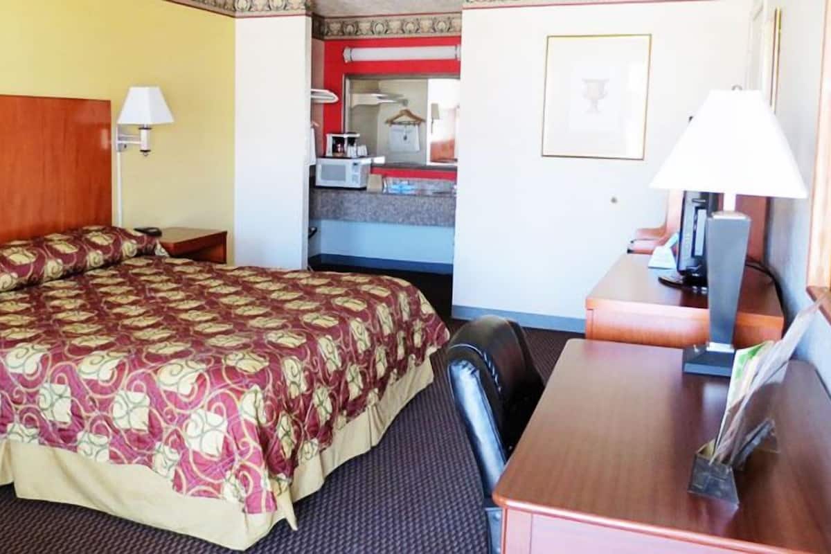 Luxe beddengoed, een kluis op de kamer, een bureau, geluiddichte muren