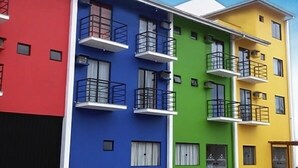 Un edificio de varios pisos con balcones y ventanas.