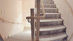 Una escalera espiral con barandilla y una plataforma.