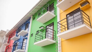 Un edificio de varios pisos con balcones y ventanas.