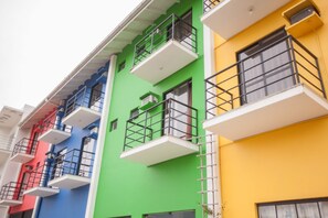 Vista frontal de la propiedad