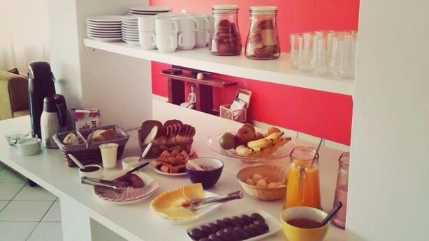 Un bufé de desayuno con diversos alimentos y utensilios.