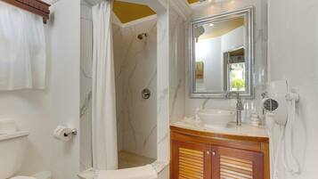 Deluxe Villa, 1 King Bed | Bathroom | Free toiletries, hair dryer, towels, soap