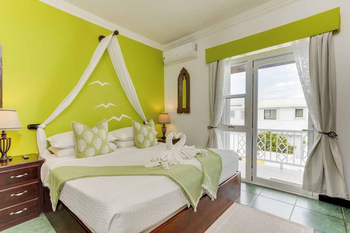 Deluxe Villa, 1 King Bed | 1 bedroom, in-room safe, desk, blackout drapes
