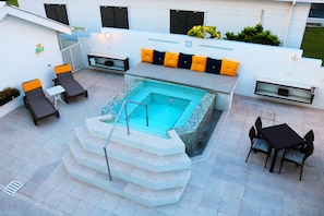 Bồn tắm spa ngoài trời