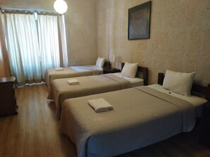 Triple Room | In-room safe, desk, iron/ironing board, free WiFi - Casablanca Hostal (Arequipa)