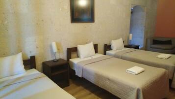 Triple Room | In-room safe, desk, iron/ironing board, free WiFi