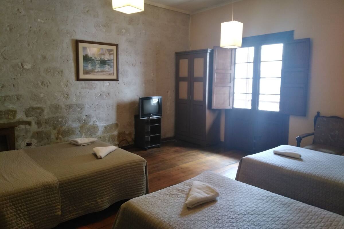 Chambre Quadruple, balcon | Coffres-forts dans les chambres, bureau, fer et planche Ă repasser