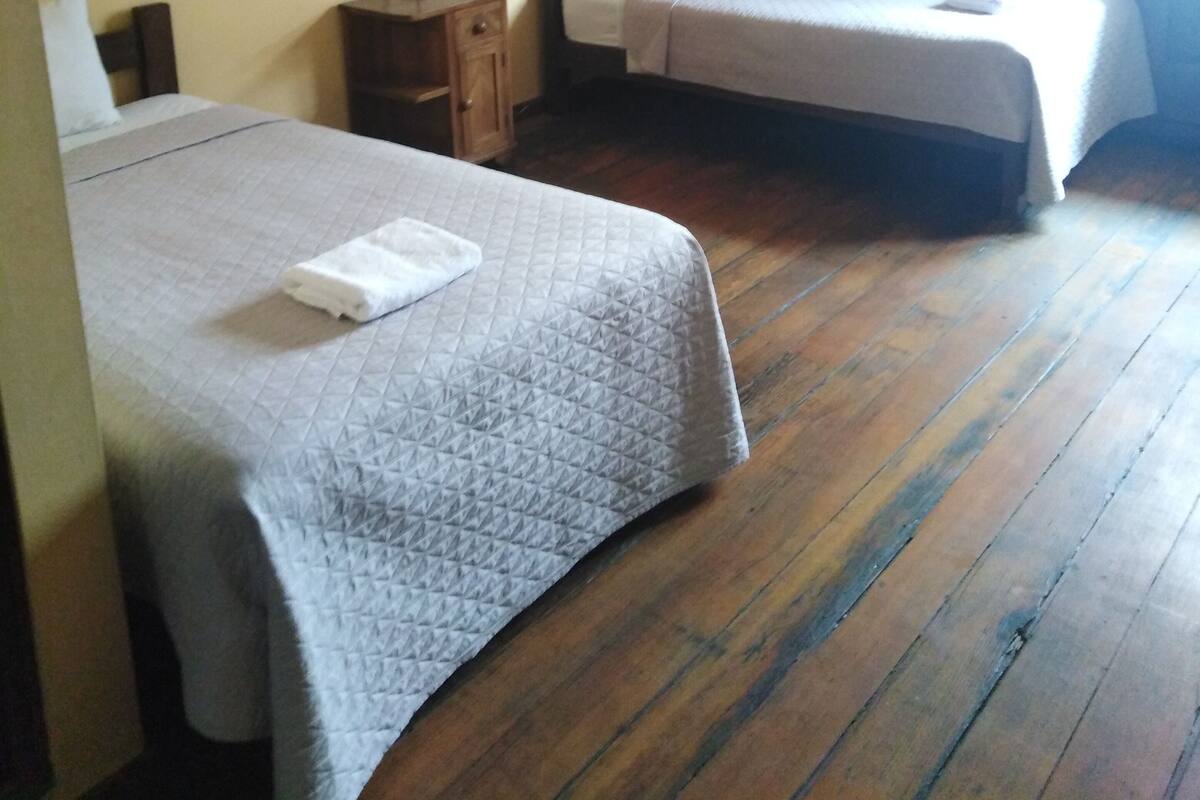 Chambre avec lits jumeaux, balcon | Coffres-forts dans les chambres, bureau, fer et planche Ă repasser