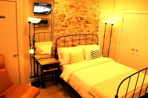 Habitación, 1 cama matrimonial | Camas con efecto memoria, decoración personalizada y muebles diferentes