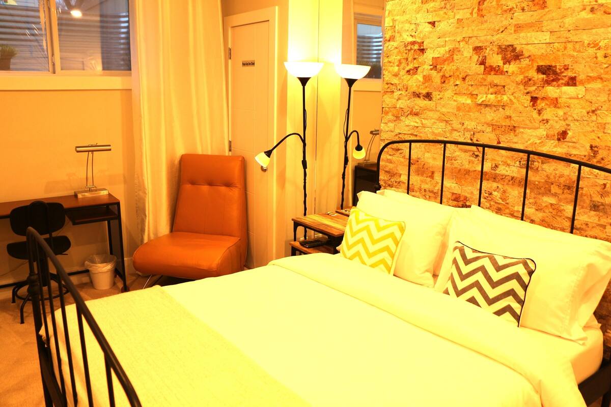 Habitación, 1 cama matrimonial | Camas con efecto memoria, decoración personalizada y muebles diferentes