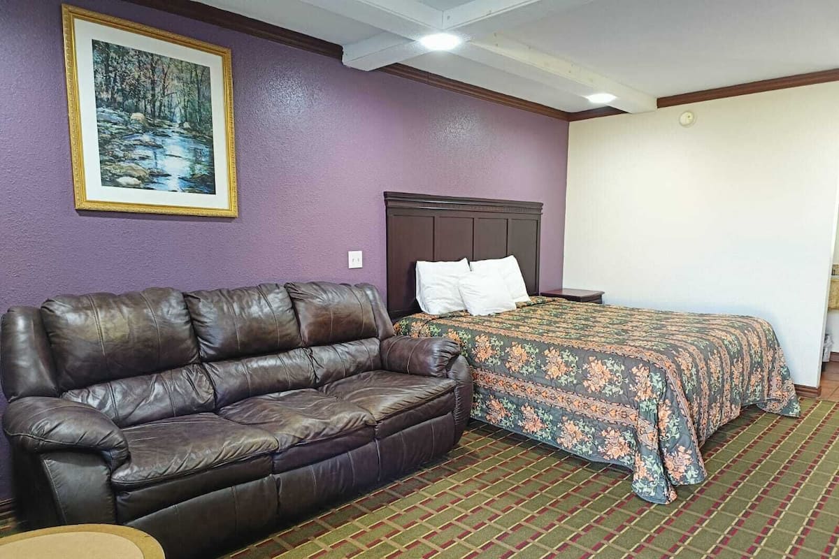 Chambre, 1 trĂšs grand lit, non-fumeur | Bureau, accĂšs au Wi-Fi (inclus), literie fournie