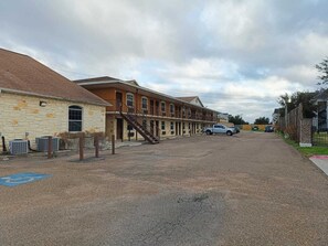 Exterior - American Inn & Suites By Capital O Victoria US-59 (Victoria)