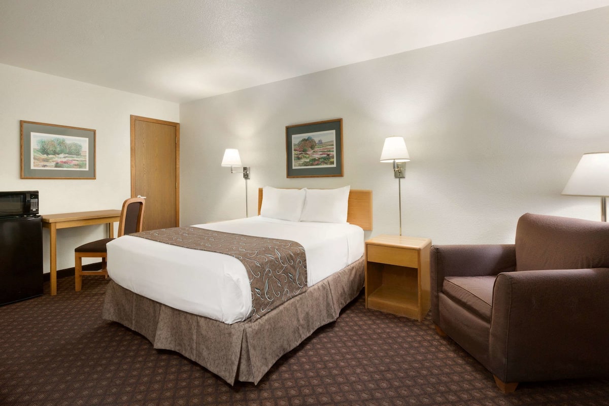 Room, 1 Queen Bed, Accessible, Non Smoking | Desk, blackout curtains, iron/ironing board, free cots/infant beds