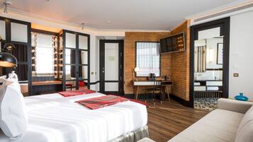 Camas com colchões de espuma com sistema de memória, cofres nos quartos