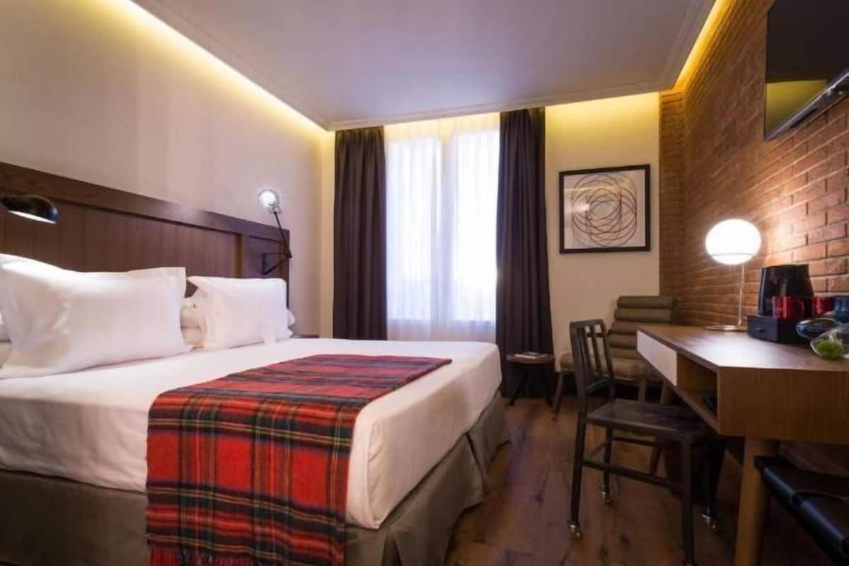 Memory-foam beds, in-room safe, desk, laptop workspace