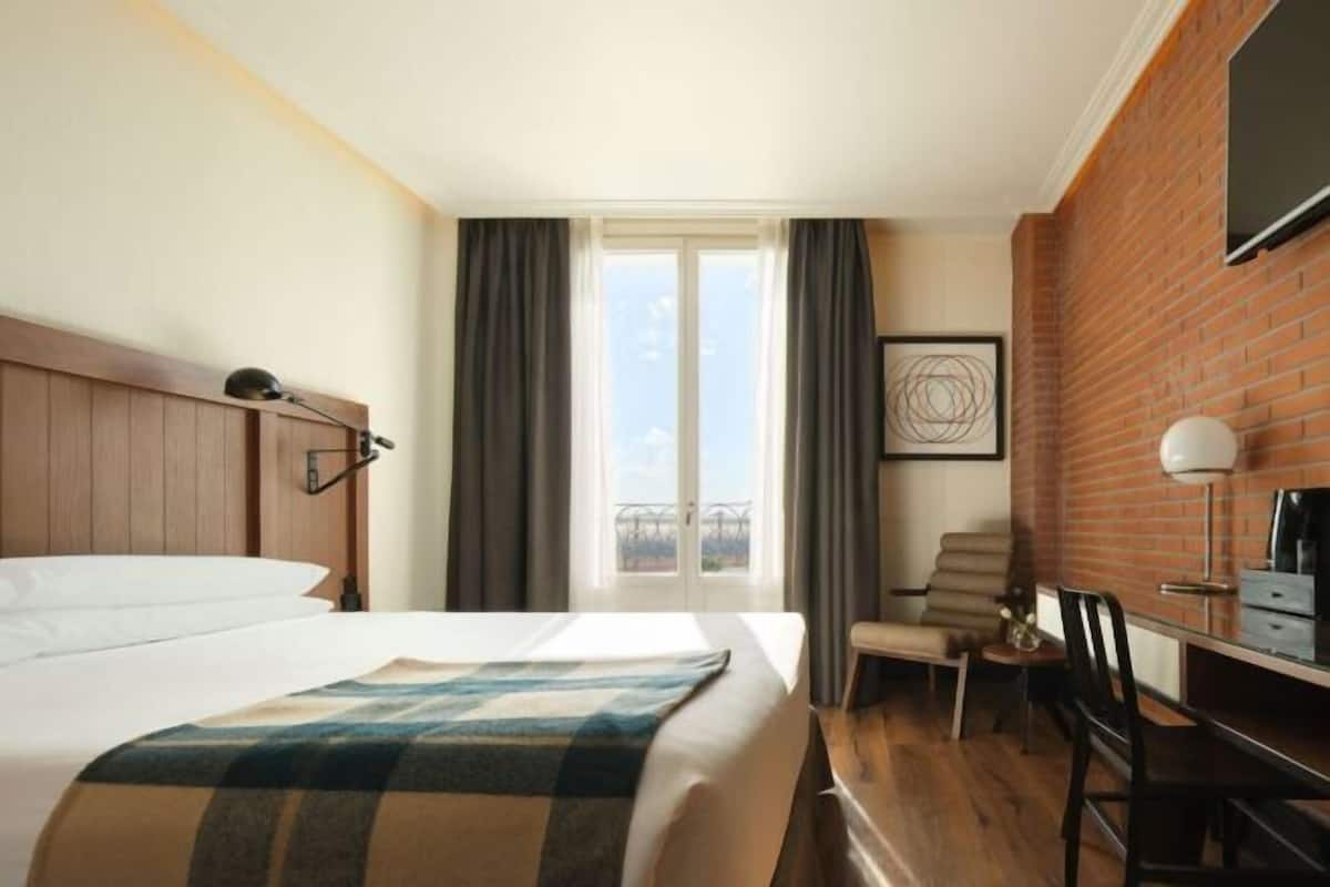 Memory-foam beds, in-room safe, desk, laptop workspace