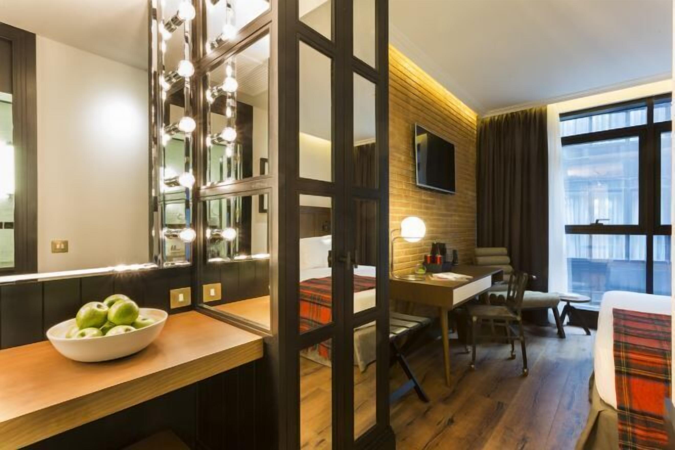 Memory foam beds, in-room safe, desk, laptop workspace