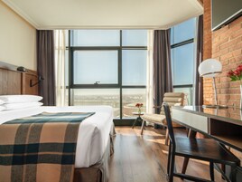 Memory-foam beds, in-room safe, desk, laptop workspace