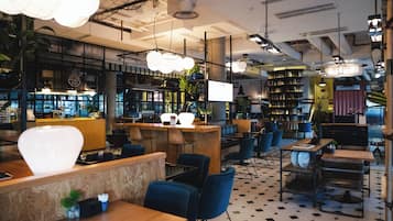 Un interior moderno con una zona de bar, asientos y un suelo estampado.