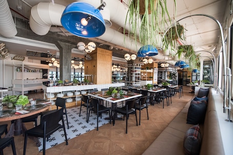 Desayuno buffet diario (EUR 25 por persona)