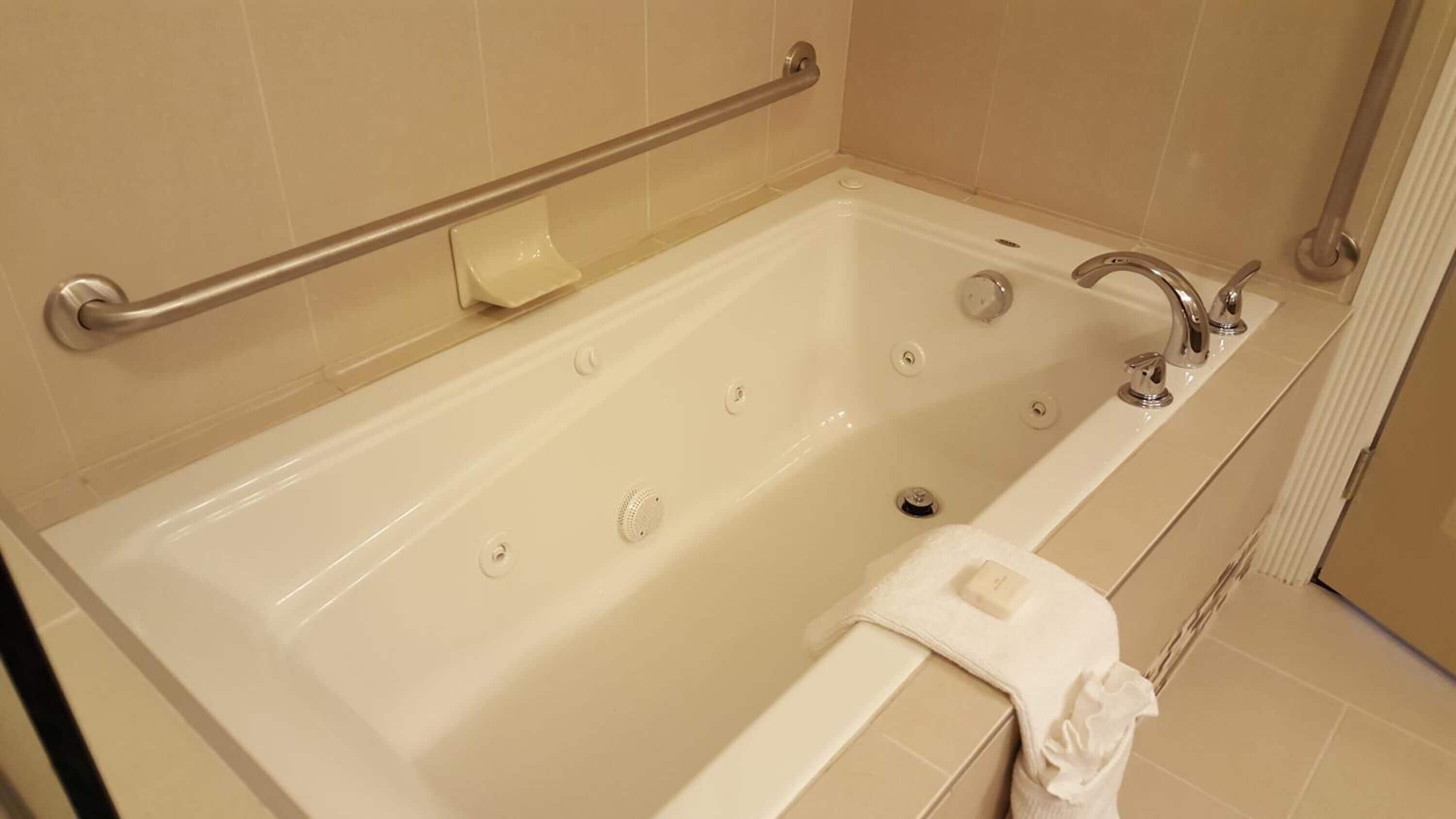 Combined shower/bathtub, free toiletries, hair dryer, towels