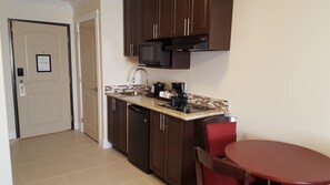 Refrigerador, microondas, cafetera/tetera