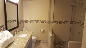 Bañera con ducha, artículos de tocador gratuitos, secador de pelo