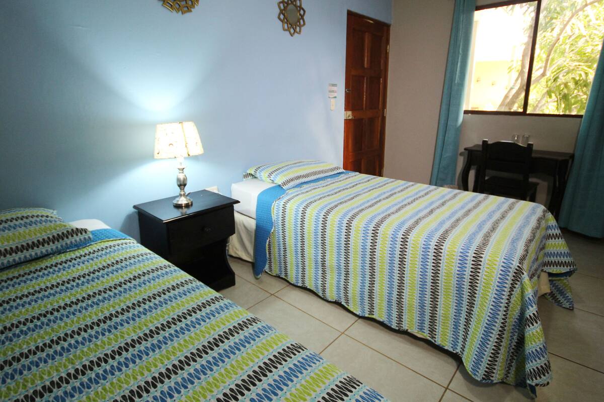 Habitacion Triple Confort (A/C) | Bureau, fer et planche à repasser, lits pliants/supplémentaires