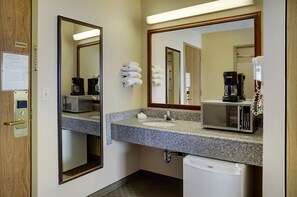 Escritorio, tabla de planchar con plancha, camas supletorias